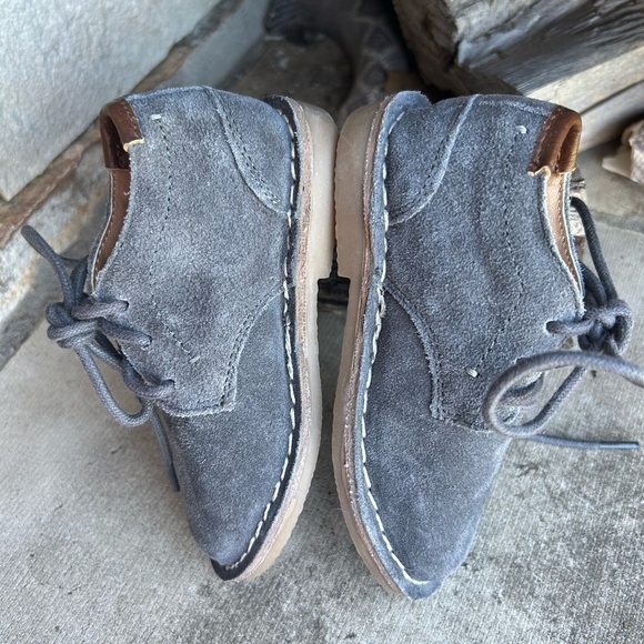 Kenneth Cole kids Gray Suede chukka Boots with Minimalist Design NWT Sz-5. A - Picture 3 of 9